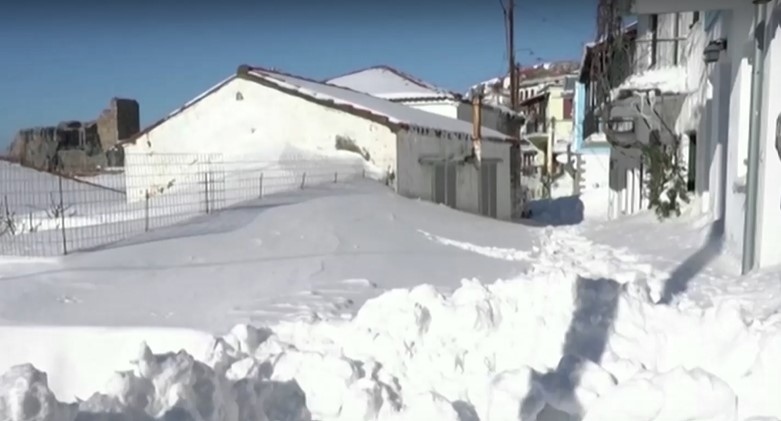 Дебел сняг затрупа гръцкия остров Самотраки (СНИМКИ)